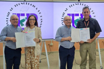 El Mgtr. Ismael Batista, Director del Centro Regional de Azuero, hace entrega de cartas de agradecimiento a la Licda. Ruth Durán y al Mgtr. Eduardo Domínguez por su valiosa participación como facilitadores en la jornada de capacitación sobre Seguridad y Bienestar Laboral.