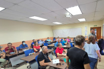 El Lic. Ángel Calderón: Inició la capacitación sobre el uso de pantallas interactivas, destacando la correcta configuración y estrategias para su integración en el aula. El Lic. Ángel Calderón: Inició la capacitación sobre el uso de pantallas interactivas, destacando la correcta configuración y estrategias para su integración en el aula.