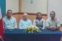 Autoridades universitarias conforman la mesa principal durante el acto de entrega de certificados, en reconocimiento al mérito estudiantil.