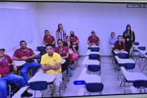 Participantes del seminario-taller atienden las explicaciones y refuerzan sus competencias en el uso de pantallas interactivas.