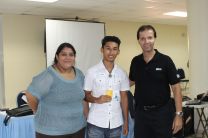 Profesionales de ESET Latinoamérica, entregan incentivos a los participantes.