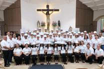 Estudiantes junto a autoridades y docentes 