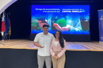 La Ing. Adiz Acosta del Centro de Emprendimiento del Centro Regional, acompaño al estudiante en tan importante premiación.