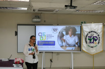 Mgtr. Jane Saldaña explicando la Guía.