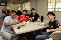 Estudiantes disfrutando del brindis