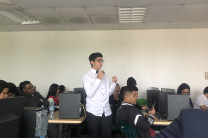 Estudiante del profesor Picota su proyecto con gran elocuencia y pasión. 
