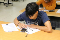 Estudiante durante la prueba.
