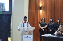 Participación de estudiante en el acto de clausura