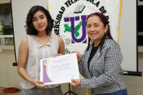 Dra. Iveth Moreno entregando el certificado a la estudiante Andrea Bonilla