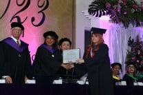 La Dra. Ángela Laguna entregando el diploma a Melany Pérez.