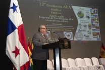 El rector, Dr. Aizpurúa, durante su discurso.