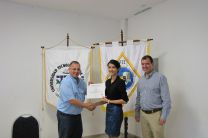 Ing. Miguel López y el Ing. Francisco Arango entregado certificado a la estudiante coordinadora de la IV Jornada, Rachel Him.