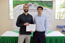 Entrega de certificado de participación al Dr. Lelonkiewicz.