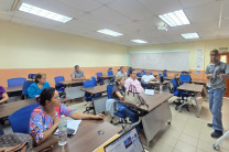 El Lic. Maiko Deago: Durante la jornada formativa sobre el uso de pantallas interactivas, promovió el aprendizaje práctico y el aprovechamiento de las herramientas digitales. El Lic. Maiko Deago: Durante la jornada formativa sobre el uso de pantallas interactivas, promovió el aprendizaje práctico y el aprovechamiento de las herramientas digitales.