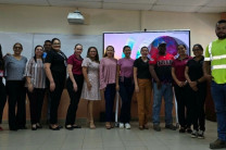 Participantes fortalecen sus habilidades emocionales junto a la Lic. Reina Vergara.