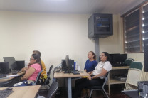 Colaboradores de la Sede Azuero siguiendo la práctica guiada paso a paso.