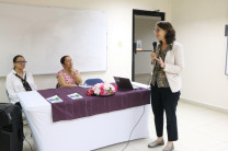 Dra. Norma Miller realizando su presentación.