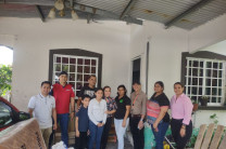 Entrega de la cama nueva a Yanelis Moreno.