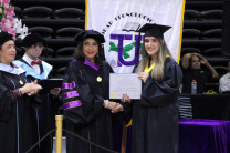 La Rectora entregando el diploma a una estudiante La Rectora entregando el diploma a una estudiante