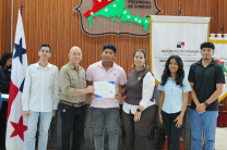 La Gobernadora Aixa Santamaría junto con el Mgtr. Del Cid entregando los certificados a los Estudiantes