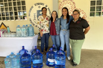 Entrega de garrafones con agua por la Subdirección de Investigación, Postgrado y Extensión