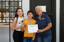 La Lcda. María Polo y la Prof. Ana Kiping entregando un certificado de participación