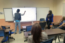 El Lic. Maiko Deago guía a los participantes en el uso práctico de las pantallas interactivas durante la jornada formativa.