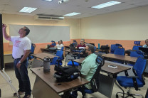 El Ing. Israel Deago: Desarrolló la capacitación sobre el uso de pantallas interactivas, orientando a los participantes en su manejo y aplicación en procesos de enseñanza. El Ing. Israel Deago: Desarrolló la capacitación sobre el uso de pantallas interactivas, orientando a los participantes en su manejo y aplicación en procesos de enseñanza.