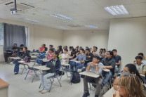 Estudiantes que asistieron a la conferencia