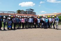 Fotografía del grupo de estudiantes de la asignatura Estudio del Trabajo frente al Ingenio Santa Rosa, perteneciente a la Azucarera Nacional S.A.