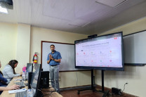 El Lic. Ángel Calderón presenta algunas de las herramientas.