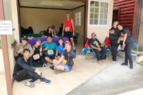 Estudiantes descansando después de haber participado en la carrera.