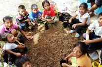 Niños de la Escuela Primaria Bluff, ubicada en Isla colón.