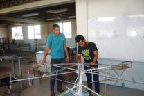 Estudiantes en proceso de construcción de aerobomba