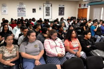 Estudiantes participan de la conferencia sobre el suicidio con la fundación Ni Uno Más. 