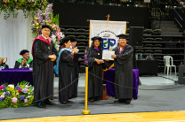 Las autoridades de la UTP entregando los diplomas Las autoridades de la UTP entregando los diplomas