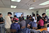 Estudiantes reciben Instrucciones para las pruebas en el taller. 