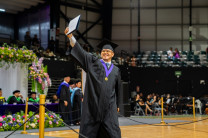 Estudiante feliz después de recibir su diploma Estudiante feliz después de recibir su diploma