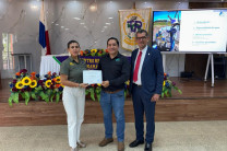 Dra. Lineth Aalín de Meier, directora entrega certificado a el Ing. Francisco De Arco. Dra. Lineth Aalín de Meier, directora entrega certificado a el Ing. Francisco De Arco.