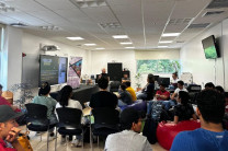 Estudiantes de la Facultad de Ingeniería Civil en  el Taller de Creatividad e Innovación.