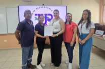 Entrega de carta de reconocimiento a la doctora Mirlan Julio, en agradecimiento por su destacada participación como expositora en la jornada educativa.