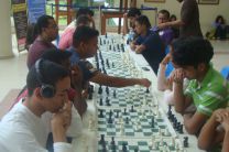 Simultánea de ajedrez entre estudiantes.