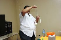 El Dr. Pablo Montero hizo demostraciones en el área de química.