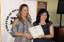 María Laura De Piano, recibe certificado de manos de la Dra. Casilda Saavedra.