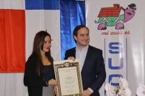 Ela Urriola, recibe su premio.