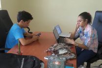 Estudiantes Paola y Aristides en la planificación del proyecto.