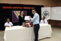 Estudiante recibe Certificado, por parte de Licda. Sara Herrera.