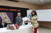 Estudiante recibe certificado, por parte de Ing. José Varcasía.