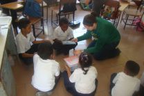 Niños de la escuela primaria de Ollas Arriba reciben conocimientos.