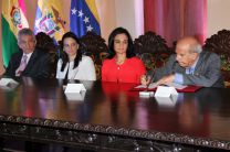 El Rector de la Universidad de Panamá firmando el convenio.